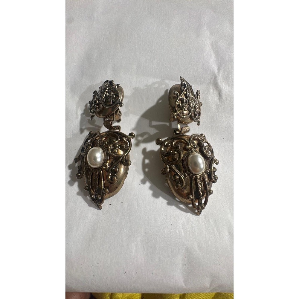 Vintage chandelier earring.